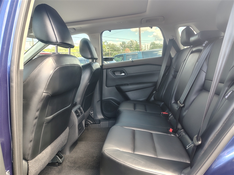 2022 Nissan Rogue SV photo 22